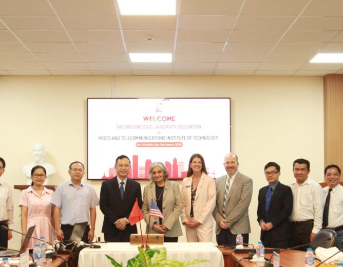 HỌC VIỆN CÔNG NGHỆ BƯU CHÍNH VIỄN THÔNG MỞ RỘNG HỢP TÁC VỚI ĐẠI HỌC OREGON STATE UNIVERSITY (OSU) TRONG LĨNH VỰC AI/ROBOTIC VÀ BÁN DẪN