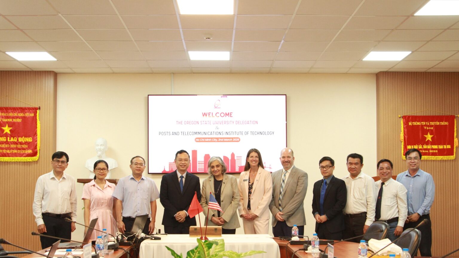 HỌC VIỆN CÔNG NGHỆ BƯU CHÍNH VIỄN THÔNG MỞ RỘNG HỢP TÁC VỚI ĐẠI HỌC OREGON STATE UNIVERSITY (OSU) TRONG LĨNH VỰC AI/ROBOTIC VÀ BÁN DẪN